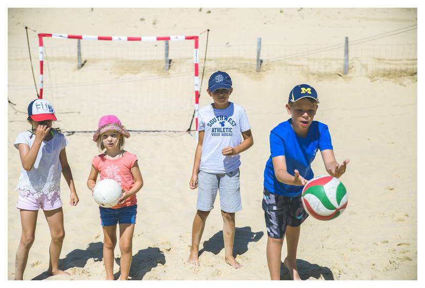 Enfants jouent ballon