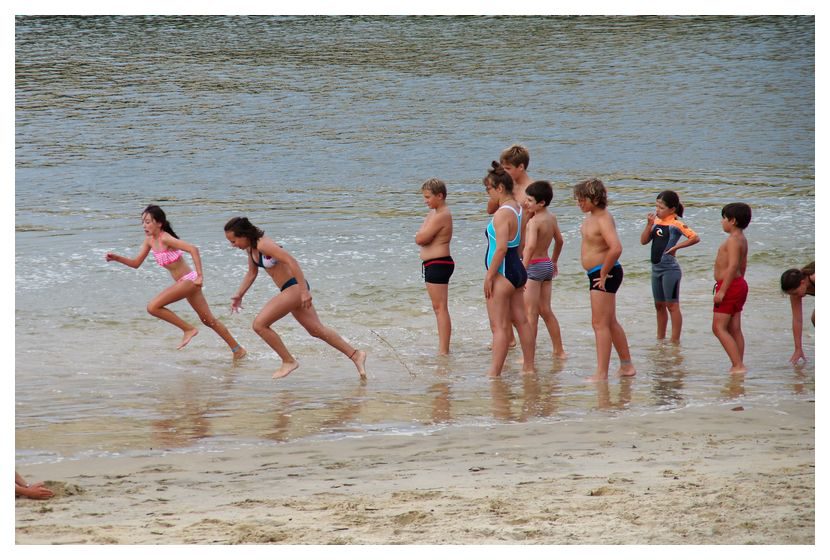 Enfants courent plage